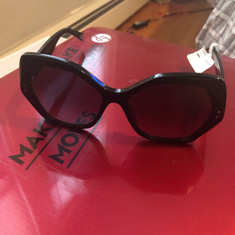 Glasses - Picture 2 of 5